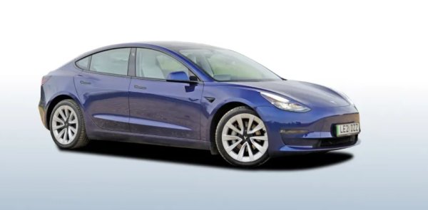 Тази Tesla е невероятен успех за марката на Илон Мъск , откакто счупи рекордите за предварителни поръчки, когато беше представен през 2016 г. Най-добрата част от десетилетие измина оттогава, но собствениците очевидно не са загубили какъвто и да е ентусиазъм.

Спечелвайки три победи в категорията за своето задвижване, функции за безопасност и експлоатационни разходи, Model 3 ясно се справя с всички установени EV предимства. Всъщност, той помита конкуренцията с първи места в много от съответните подкатегории. Третото място за инфотейнмънт също доказва привлекателността на голямото сензорно решение на Tesla. Колата се класира едва на 30-то място за баланса между екрана и физическото разпределително устройство. 

Резултатите на Tesla за практичност обаче са доста добри. Колата е на четвърто място при място за съхранение в кабината, 11-о за удобни за деца функции, 21-во за багажно пространство и 22-ро за пространство за краката отзад. 
За разлика от тях, Model 3 е последен (50-ти) за качеството на външното си покритие и материали и 44-ти за вътрешните покрития. Качеството на каране (40-то) също не впечатлява, но Tesla се представя толкова добре в толкова много от силните си области, че лошите резултати другаде не могат да намалят общото класиране. 